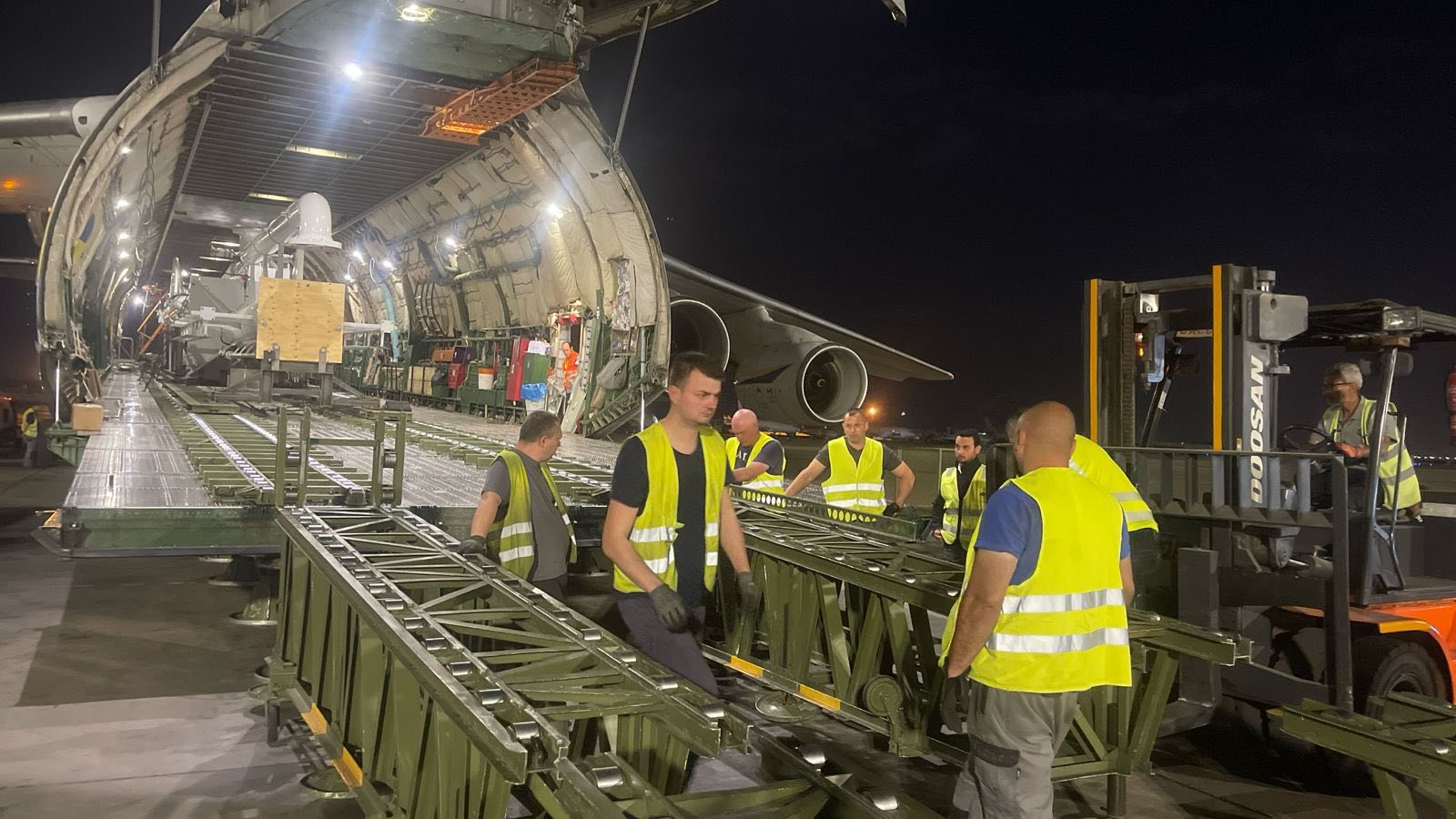 مصر للطيران للشحن الجوي تستقبل طائرتي “أنتونوف” عملاقتين لنقل أذرع شحن لمشروعات استراتيجية في قطاع الطاقة