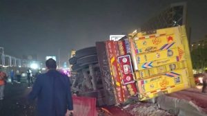 الداخلية تكشف ملابسات تصادم سيارة نقل بـ3 سيارات على دائري البساتين