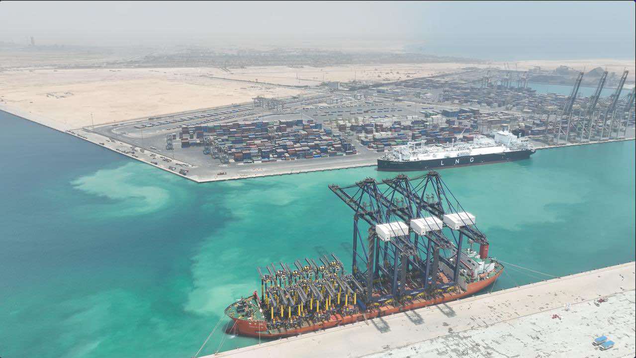 أوناش عملاقة تهبط في ميناء السخنة… خطوة نحو تشغيل ذكي لمحطة “هاتشيسون”