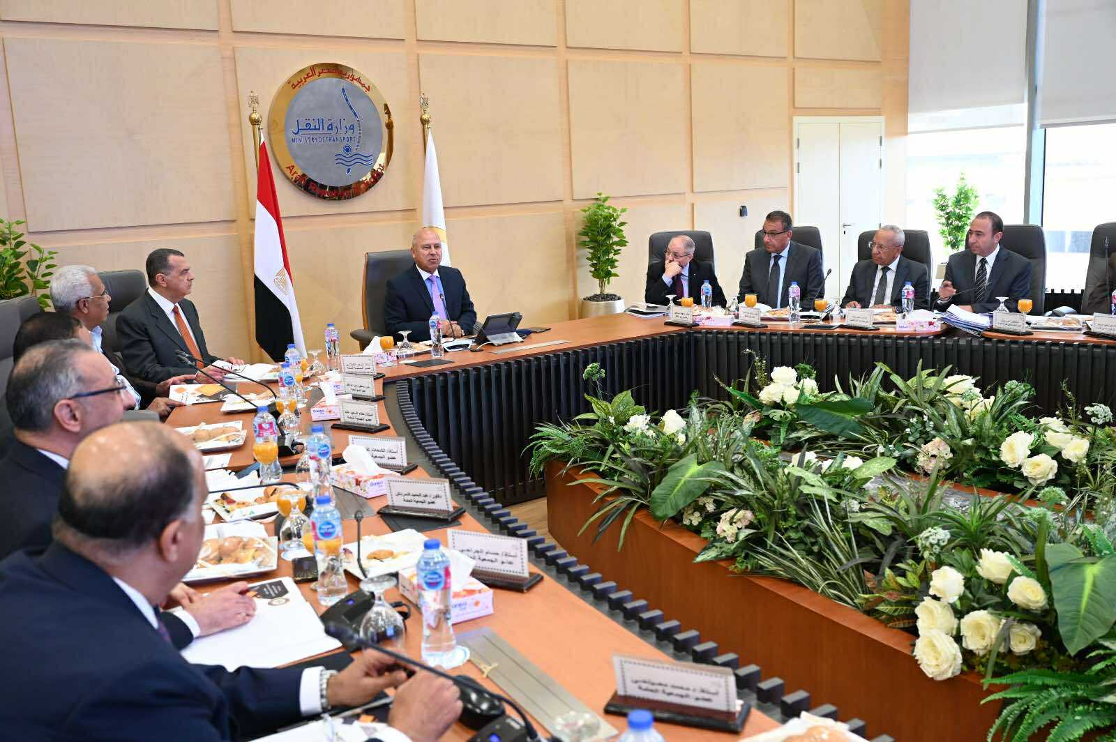 «القابضة للنقل» تخطط لإيرادات 24.5 مليار جنيه وتدشن أسطولًا كهربائيًا جديدًا