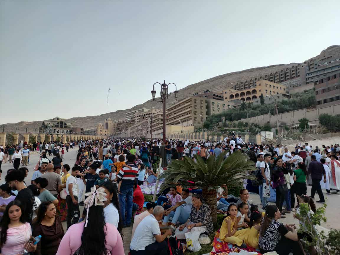 بحضور الآلاف.. أسقف أسيوط يترأس دورة السيدة العذراء بجبل درنكة