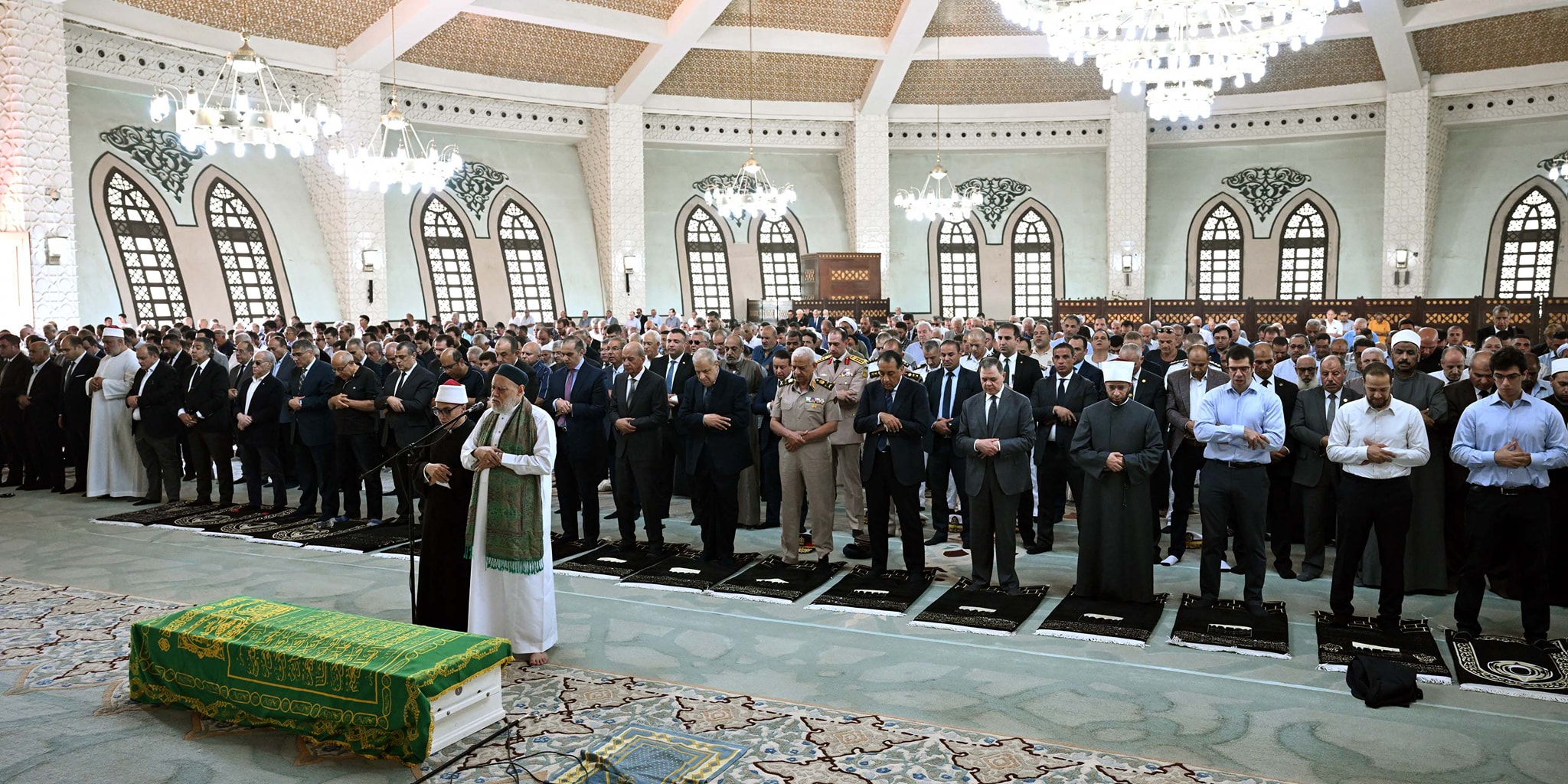 رئيس الوزراء يؤدي صلاة الجنازة على وزير التموين السابق