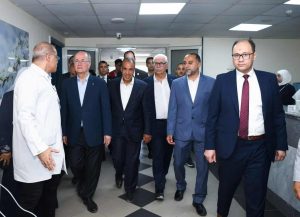 رئيس الوزراء الفلسطيني يتفقد الجرحى في مستشفى العريش العام