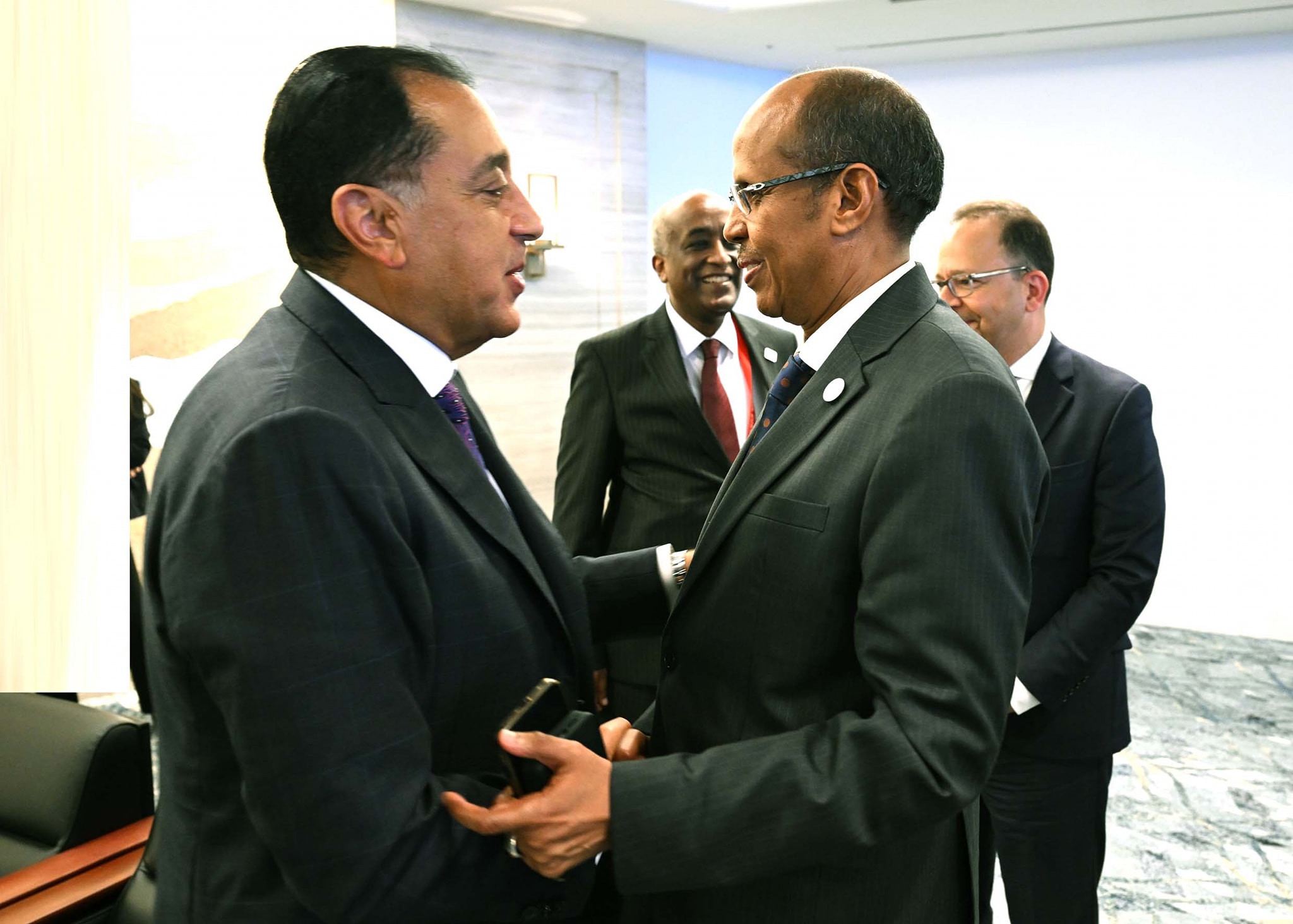 مدبولي يهنئ رئيس مفوضية الاتحاد الأفريقي بتولي منصبه