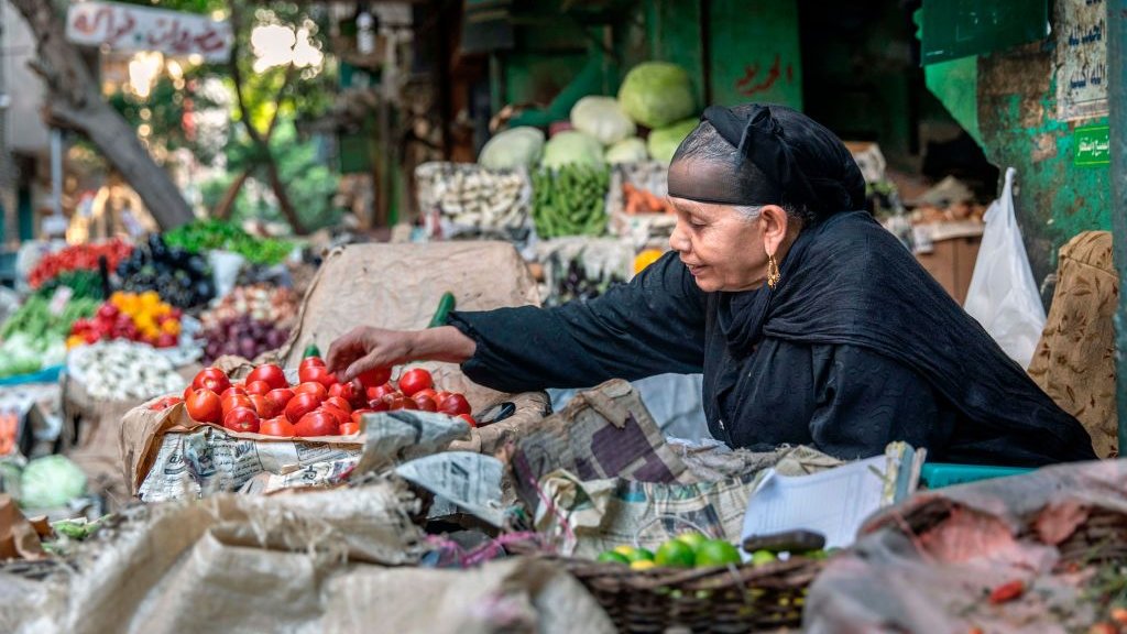 وسط جدل حول معدلاته.. كيف تخطط الحكومة لمواجهة الفقر؟