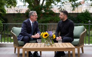 زيلينسكي وستارمر ينسقان المواقف قبل قمة بوتن وترامب