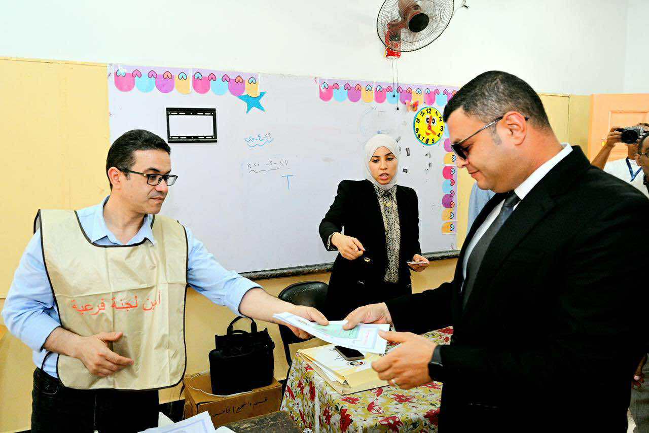 وزير الإسكان يدلي بصوته بانتخابات مجلس الشيوخ