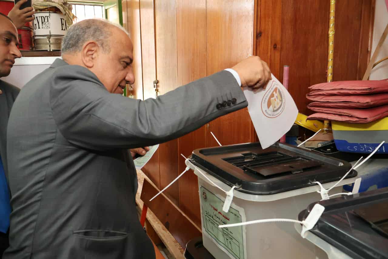 وزير الكهرباء يدلي بصوته في انتخابات “الشيوخ”