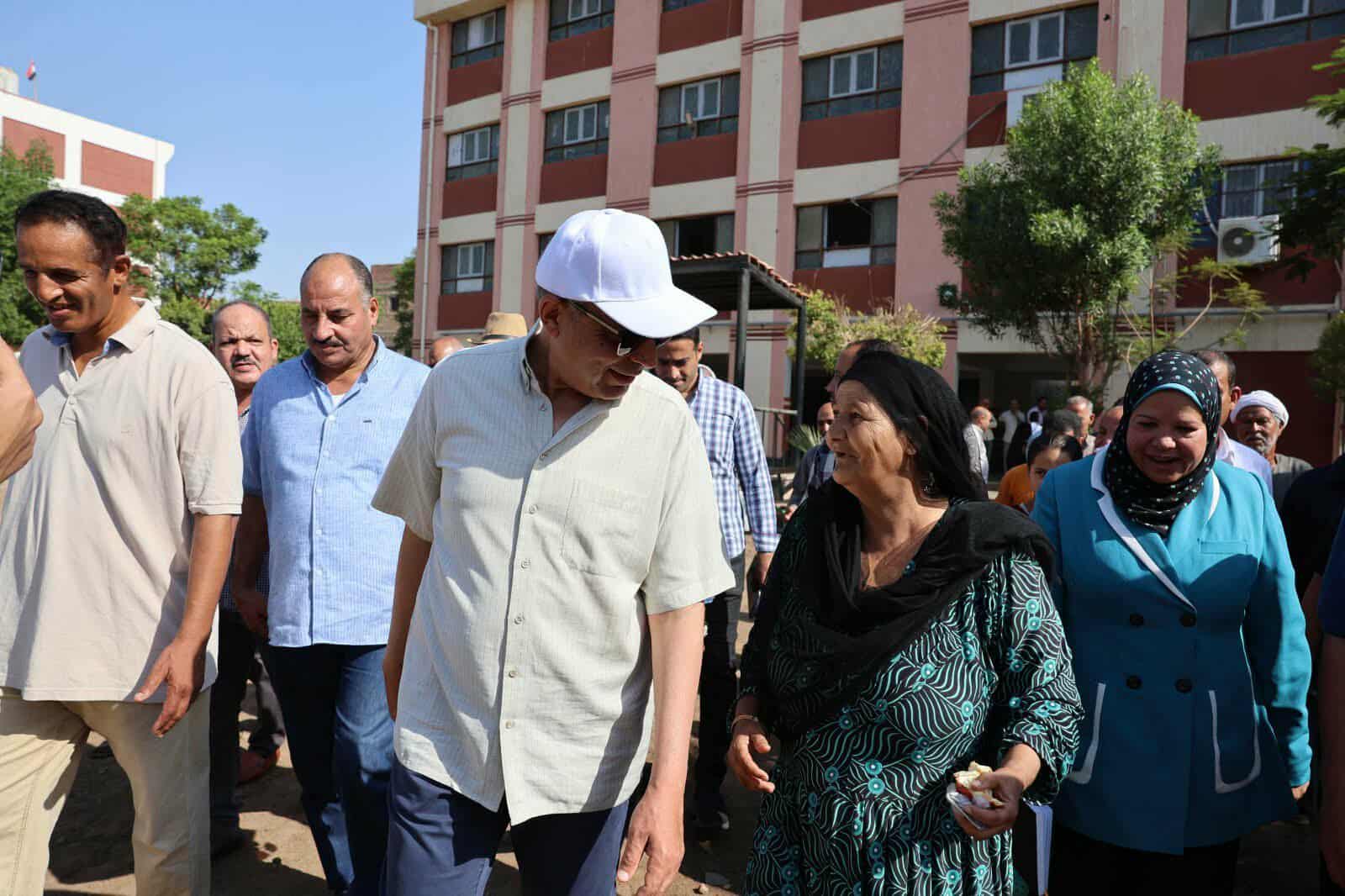 محافظ المنيا  يوجه بصرف مساعدات عاجلة لحالات إنسانية وأولى بالرعاية