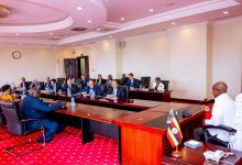 وزير الخارجية المصري يلتقي بالرئيس الأوغندي لبحث ملف نهر النيل
