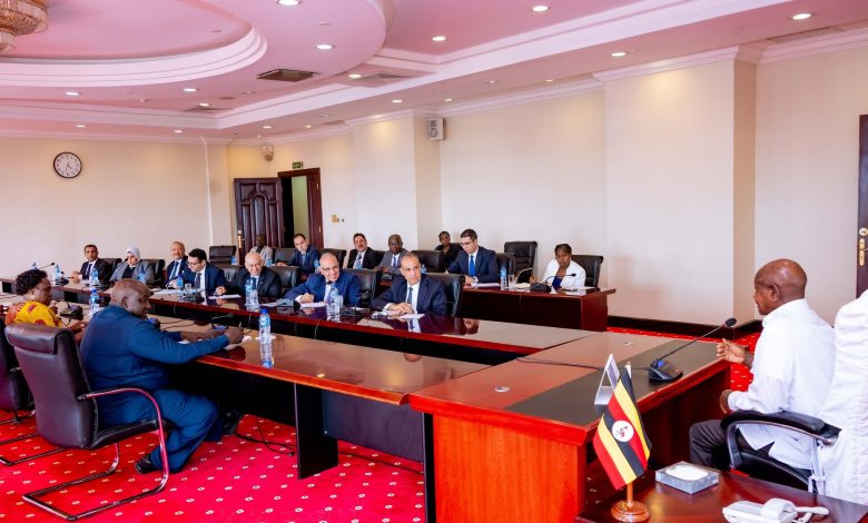 وزير الخارجية المصري يلتقي بالرئيس الأوغندي لبحث ملف نهر النيل