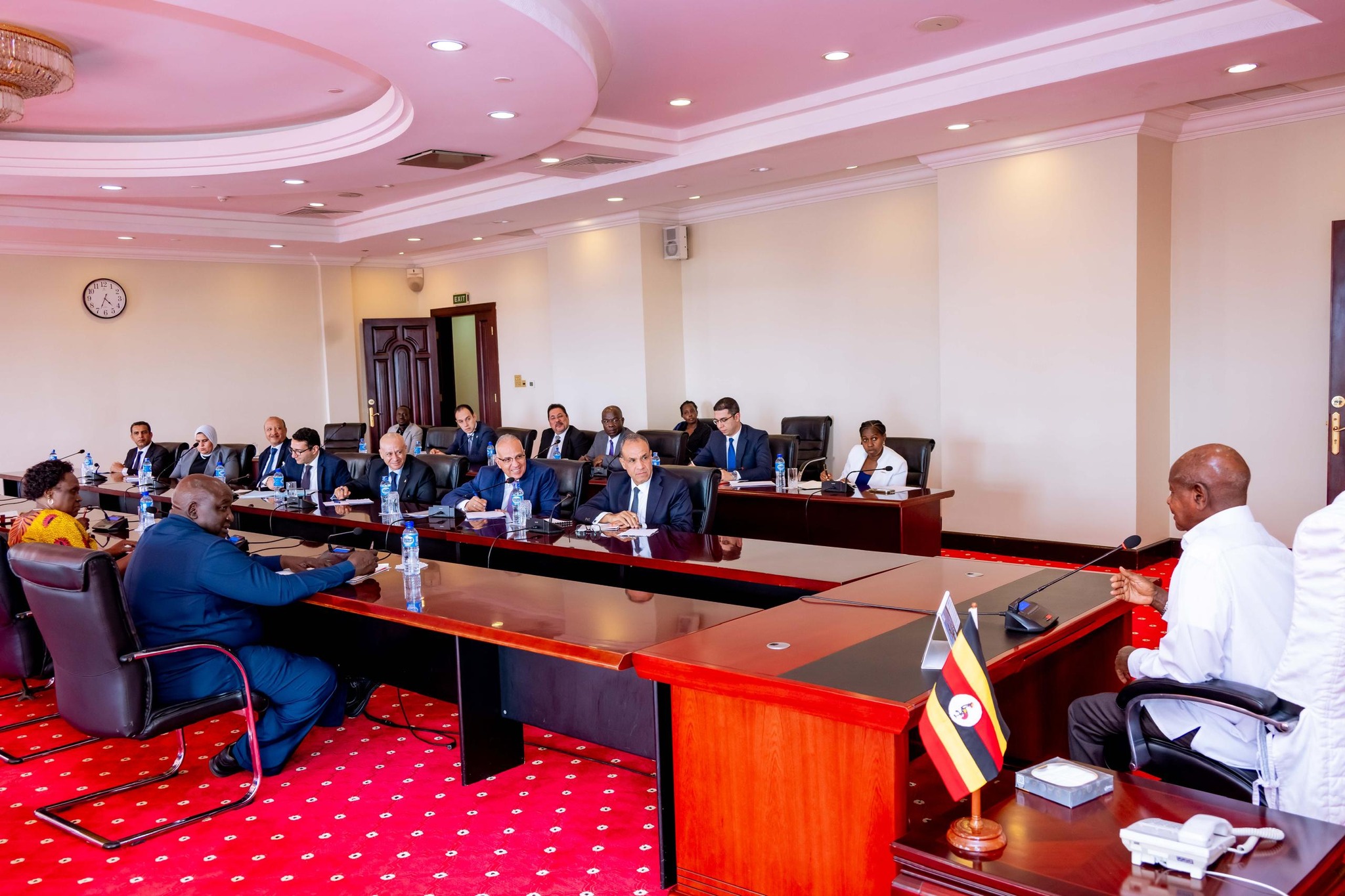 وزير الخارجية المصري يلتقي بالرئيس الأوغندي لبحث ملف نهر النيل