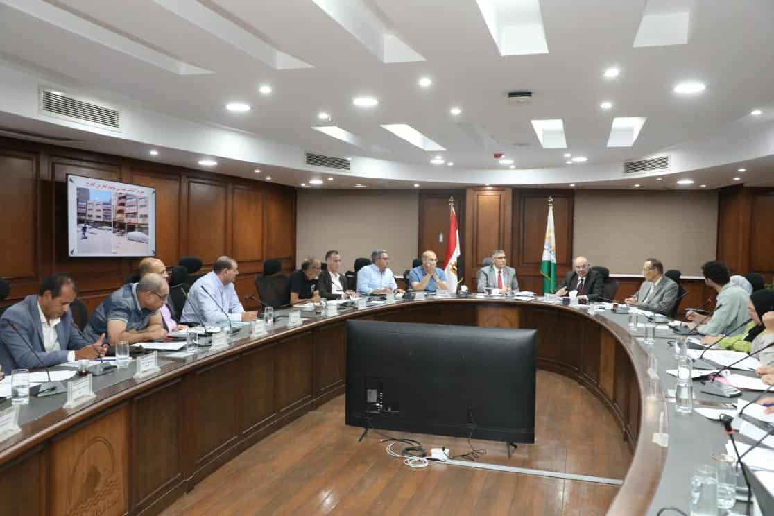 محافظ الجيزة يعقد اللقاء الأسبوعي لبحث شكاوي المواطنين