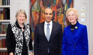 وزير الخارجية المصري يبحث أزمة غزة مع «مجموعة الحكماء»