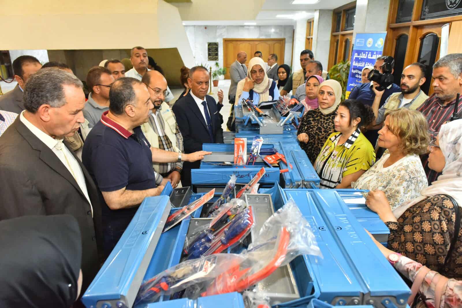 تسليم 27 طالبة من المدارس الثانوية الصناعية بأسيوط أدوات لتدريبهم على السباكة