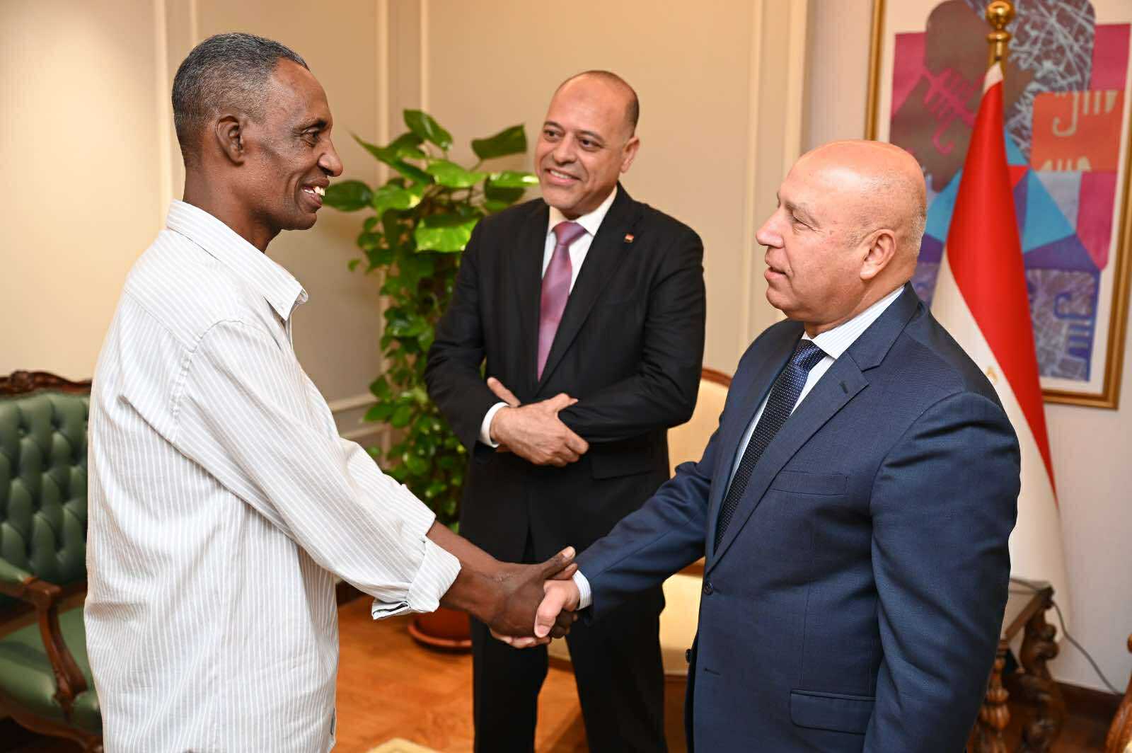 تكريم عامل مزلقان أنقذ شابًا من الموت تحت عجلات القطار