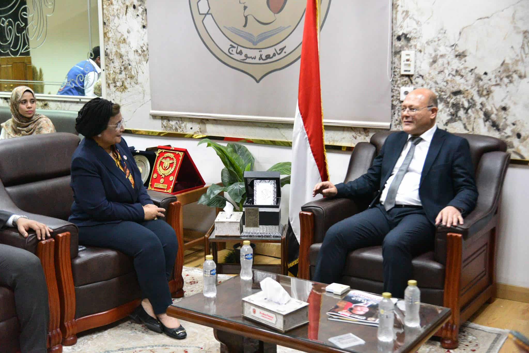 نائب وزير الصحة تجتمع برئيس جامعة سوهاج لبحث أزمة القضية السكانية