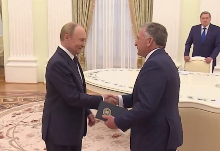 بوتين يلتقي بمسؤول أمريكي وسط تهديدات بعقوبات.