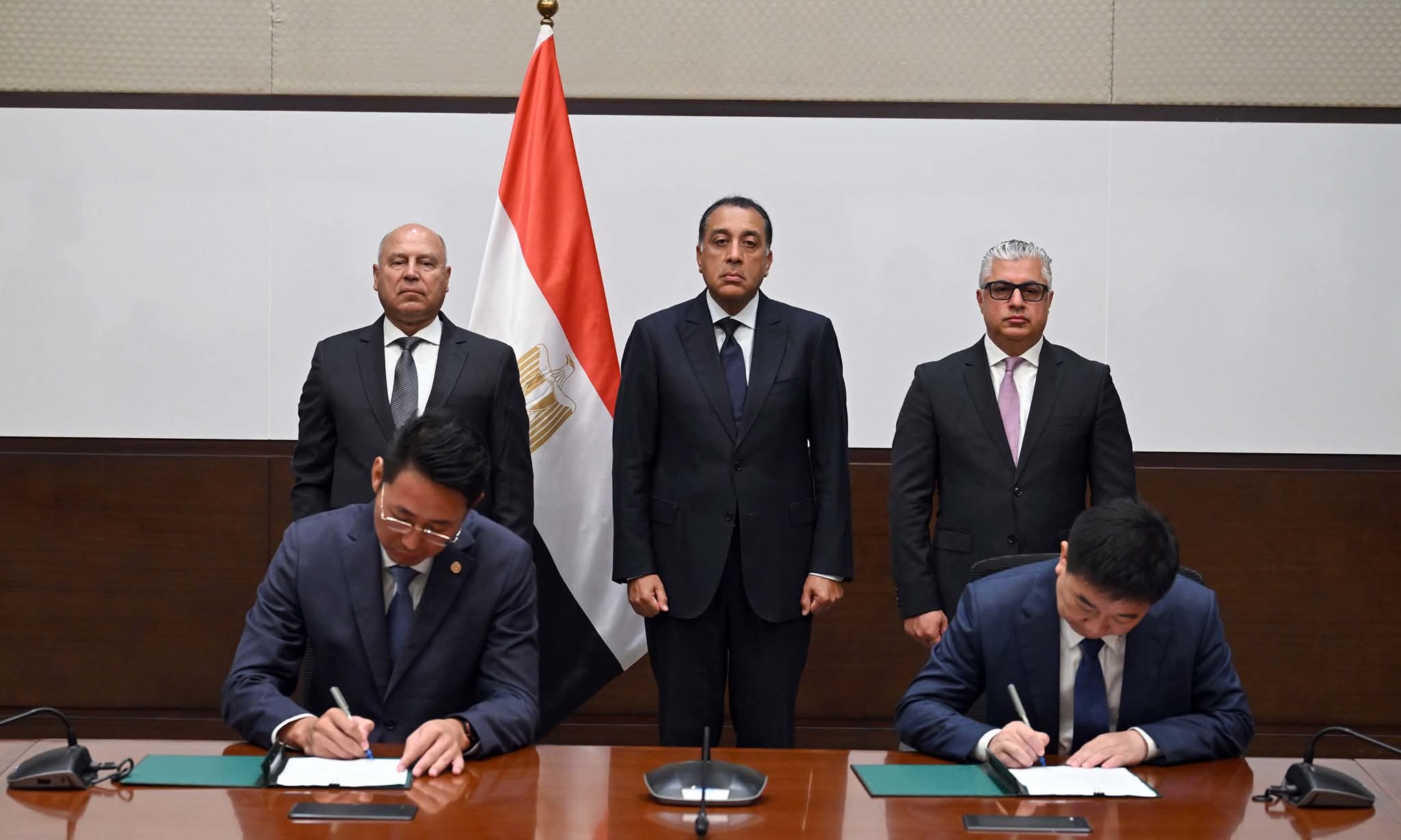 رئيس الوزراء يشهد توقيع عقد مصنع إطارات بمليار دولار