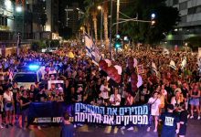 عائلات المحتجزين الإسرائيليين تهدد بشل اقتصاد الاحتلال