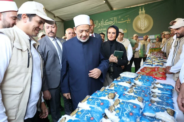شيخ الأزهر يتفقد قافلة إغاثية لغزة ويؤكد استمرار دعم فلسطين