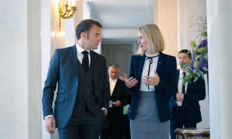 ماكرون وكالاس يركزان على الرهائن الإسرائيليين ويتجاهلان غزة