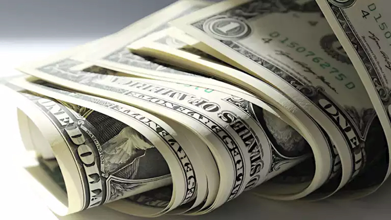 «الدولار» يحكم قبضته على لجام «الذهب»