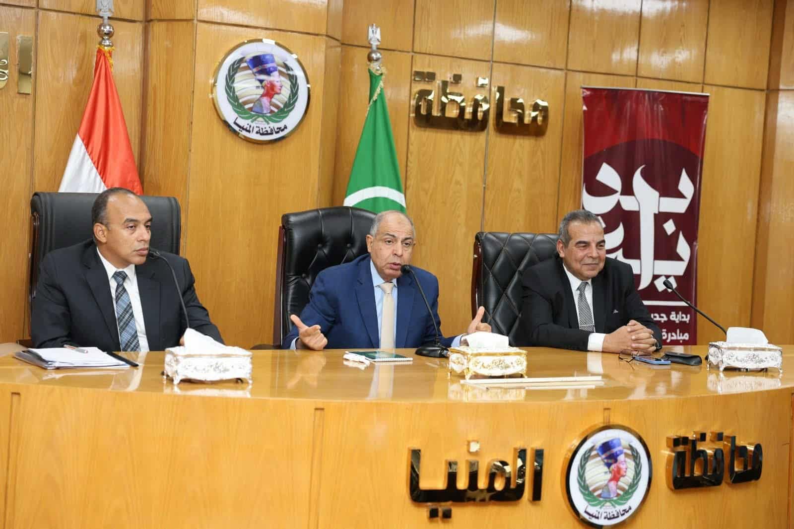 محافظ المنيا يعقد اجتماعًا مع رؤساء المراكز لمتابعة رفع كفاءة منظومة الحملات الميكانيكية