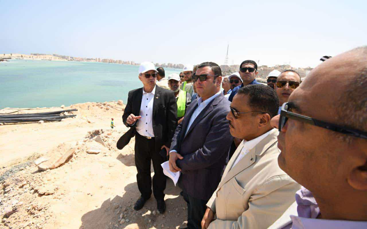 وزير الإسكان ومحافظ مطروح يتفقدان مشروع إحلال وتجديد كوبري روميل