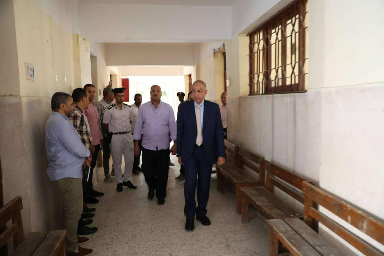 محافظ المنيا يتفقد عددًا من اللجان الانتخابية لمجلس الشيوخ