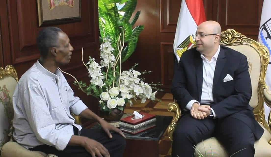 محافظ بني سويف يُكرّم عامل مزلقان خاطر بحياته لإنقاذ مواطن 