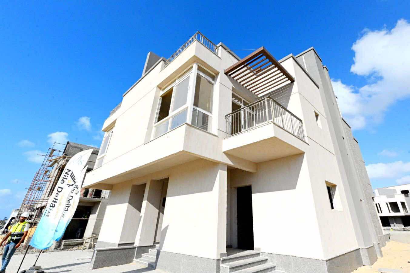 وزير الإسكان يتفقد مشروع بحيرات “نيو مارينا” و”البوغاز” والفيلات والشاليهات بمارينا ٨