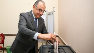 وزير قطاع الأعمال يُدلي بصوته في انتخابات مجلس الشيوخ بالتجمع الخامس