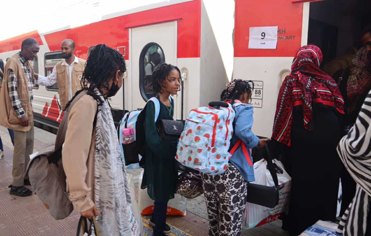 سكك حديد مصر تسيّر القطار التاسع لنقل 940 سودانياً ضمن مبادرة العودة الطوعية