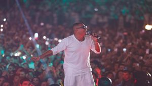 عمرو دياب يُحيي حفلا ضخما وسط حضور جماهيري كبير في بيروت