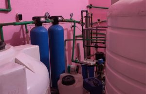 إحالتها للنيابة.. ضبط منشأة تعبء مياه معدنية مقلدة لعلامات تجارية شهيرة بأسيوط