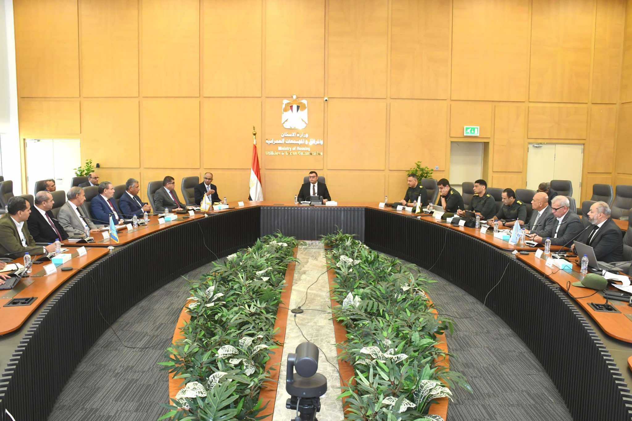 وزير الإسكان يعقد اجتماعًا مع مسئولى الهيئة الهندسية للقوات المسلحة لبحث التعاون بشأن عدد من الملفات