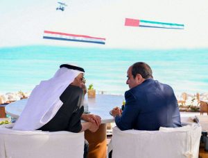 السيسي ومحمد بن زايد يتناولان الإفطار على شاطئ العلمين