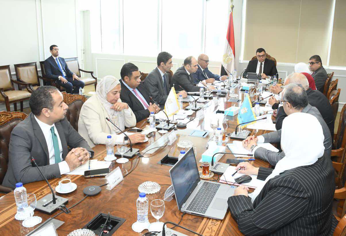 وزير الإسكان يناقش قوانين إيجار الأماكن وإعادة تنظيم العلاقة بين المالك والمستأجر