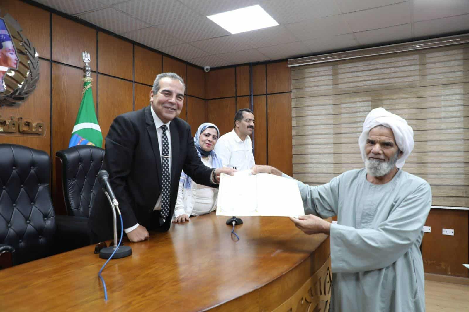 تسليم 27 عقد تقنين لأراضي أملاك الدولة بالمنيا