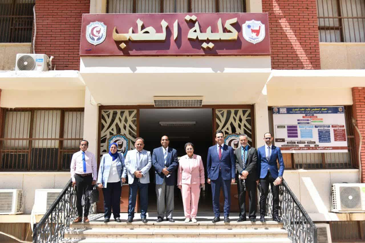 نائب وزير الصحة تتفقد مستشفى سوهاج العام