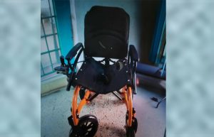 تسليم كرسي كهربائي لمواطن بالبداري