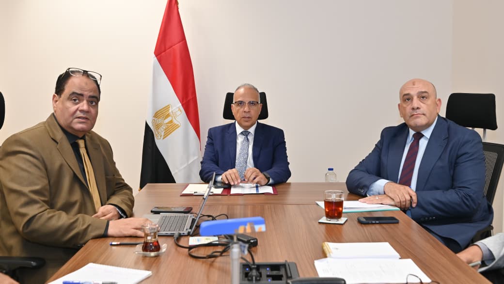 وزير الري يتابع حالة مجري نهر النيل ومجهودات إزالة التعديات وموقف أراضي طرح النهر