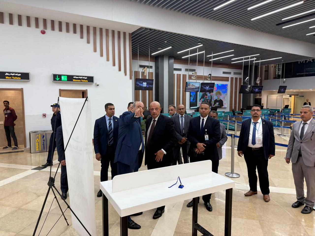 وزير الطيران المدني يتفقد مطار العلمين الدولي لمتابعة انتظام حركة التشغيل واستقبال الوفود السياحية.