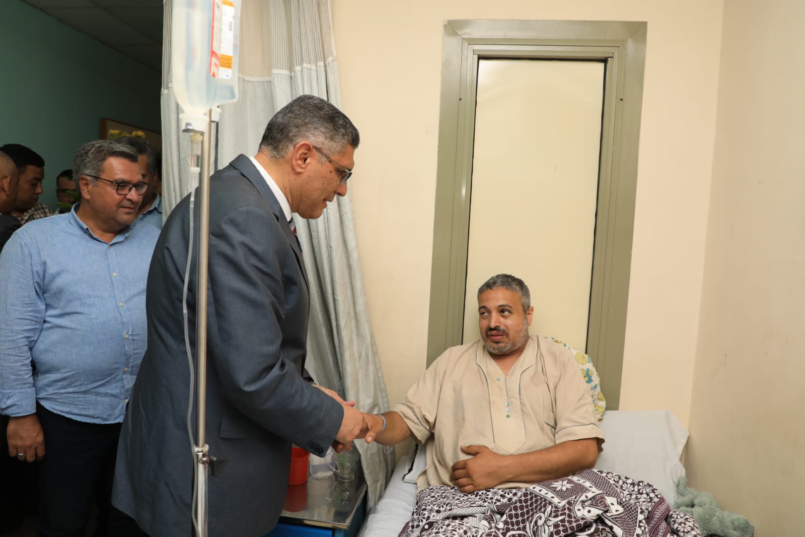 محافظ الجيزة يطمئن على الحالة الصحية لبطل واقعة إنقاذ “فتاة المنيب”