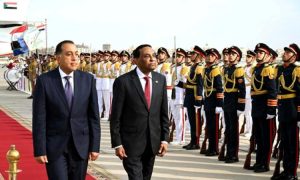 رئيس الوزراء يستقبل نظيره السوداني بمطار القاهرة الدولي