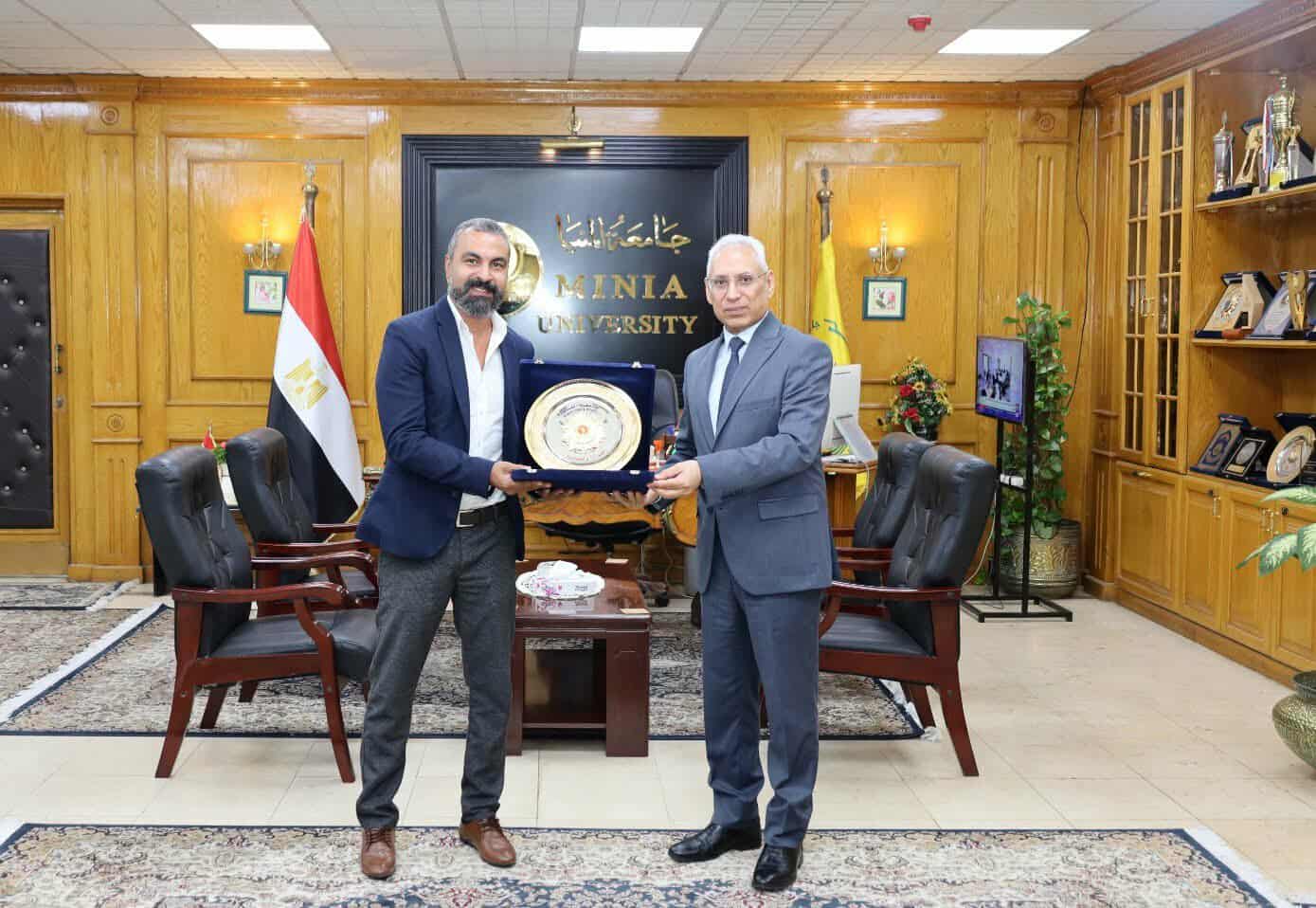 رئيس جامعة المنيا يكرم الدكتور إسلام الريحاني لفوزه بجائزة الدولة التشجيعية في الفنون لعام 2025