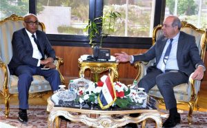 وزير الطيران المدني يبحث مع وفد شركة بوينج العالمية آفاق جديدة من التعاون