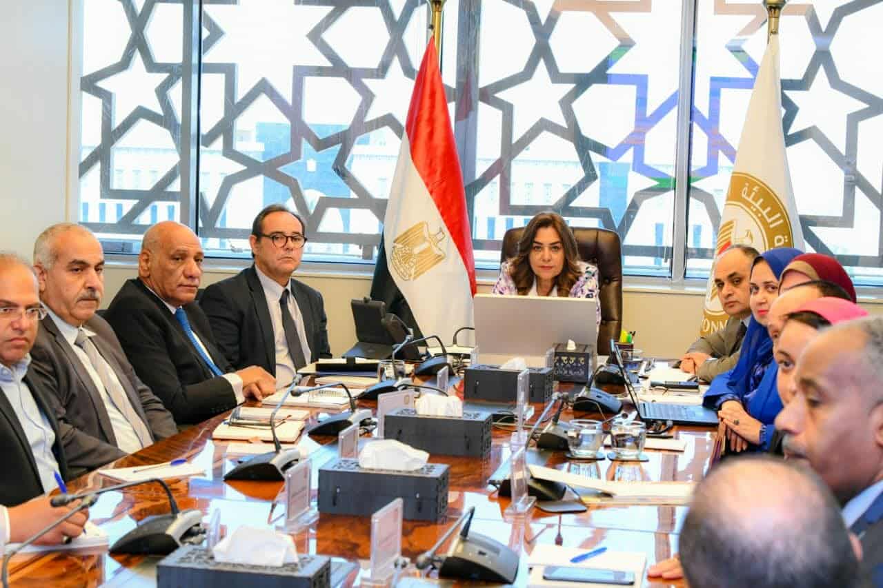 منال عوض تتابع ملفات التغير المناخي وتوجه برفع قدرات الوحدات المعنية