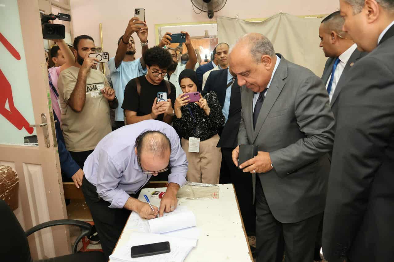 من أمام اللجان الانتخابية.. وزير الكهرباء: التغذية الكهربائية مؤمنة فى جميع المقار على مستوى الجمهورية